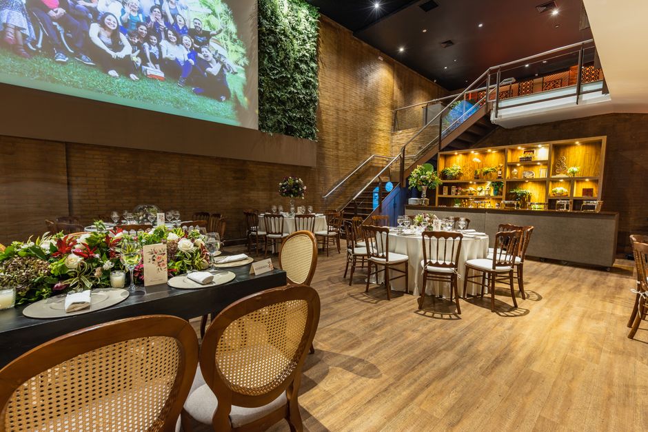 Configuração chique de restaurante com elegante decoração floral e arranjos de louças estilosas.